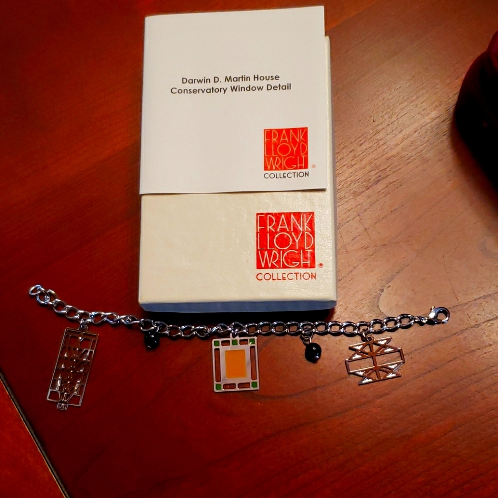 Chemart Martin House Charm Bracelet